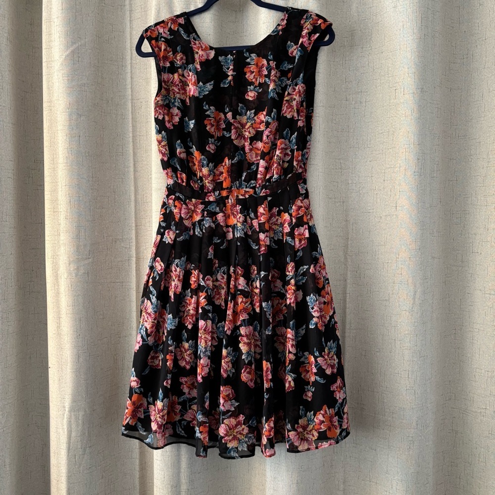 Halogen Pleated Black‎ Floral Dress Size 2. V-back. Pink, black blue. Lined